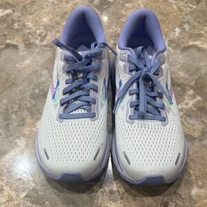 Brooks Women's Athletic Shoes in Lavender and White